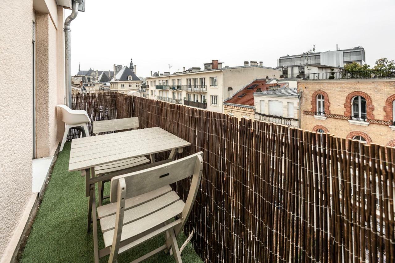 Chic + Balcony - Hyper Center